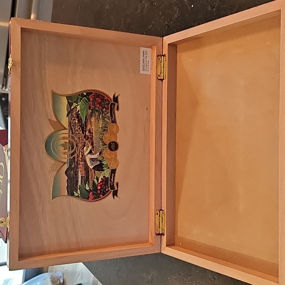 Set of Three wooden Nicaraguan cigar boxes - Picture 14 of 16